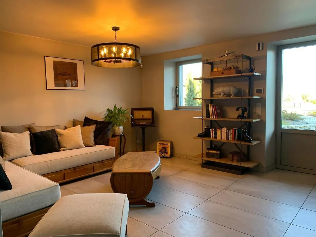 Le Paon Bleu Annecy Poisy Bed & Breakfast